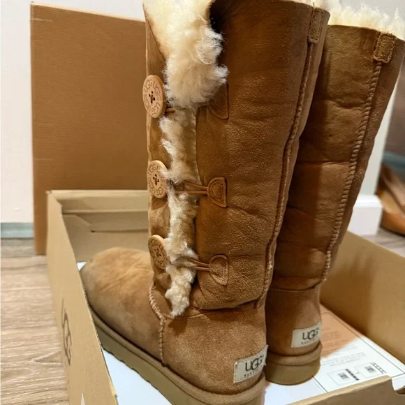 NWT & Box UGG Tan Winter Boots with Sheepskin Lining - Picture 7 of 10